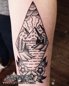 手臂几何风山脉河流纹身图案
