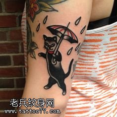 手臂撑伞的猫纹身图案