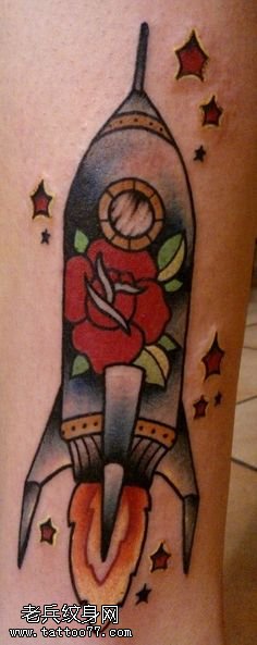 小腿上天的火箭纹身图案
