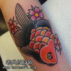 手臂樱花鲤鱼纹身图案
