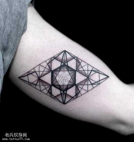 手臂帅气的六芒星纹身图案
