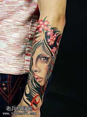 手臂漂亮的美女纹身