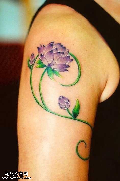 手臂上漂亮的莲花纹身图案
