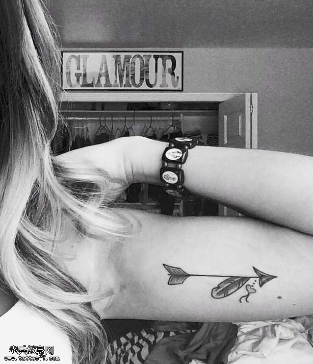 手臂漂亮的箭头纹身图案