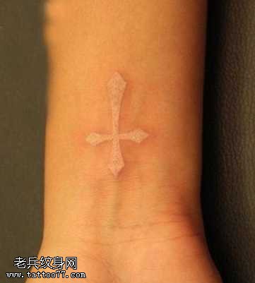 手臂白色十字架图腾纹身图案