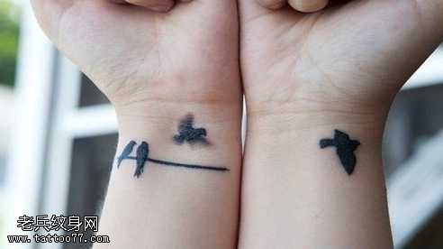 手部和平鸽纹身图案