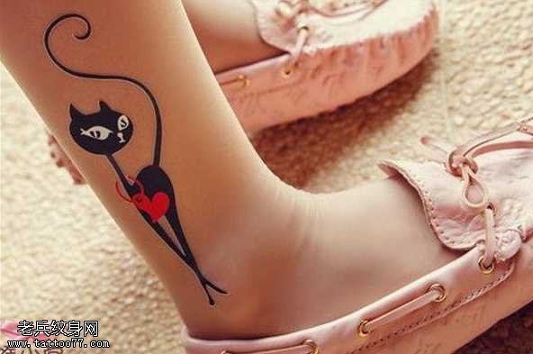 腿部小清新猫咪纹身图案