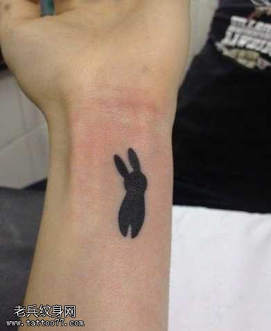 手腕小兔子图腾纹身图案