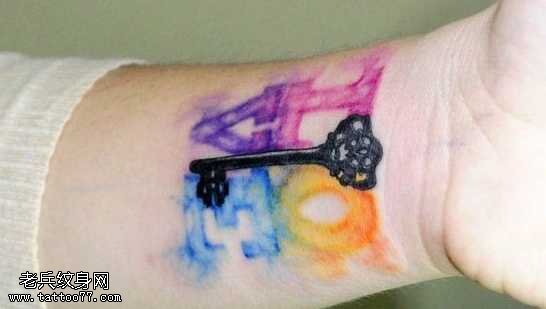 手臂小钥匙与字母纹身图案
