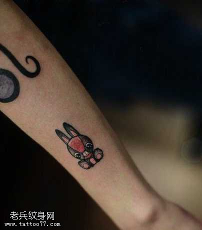 手臂可爱的小兔子纹身图案