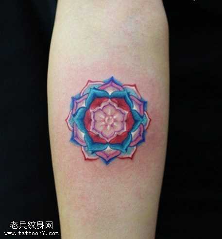 手臂几何形花纹身图案