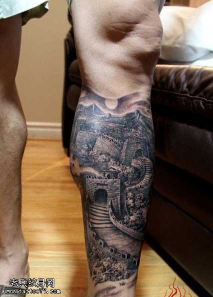 腿部霸气的长城纹身图案