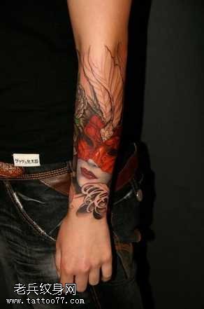 手臂戴美女纹身图案