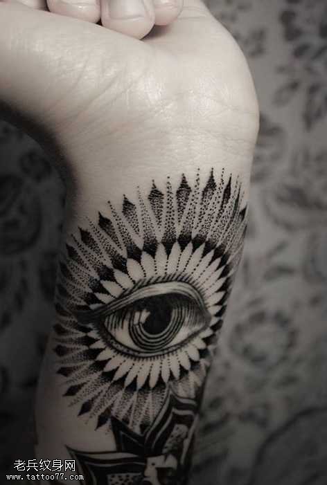 手臂眼睛纹身图案