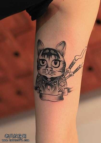 手臂武士猫咪纹身图案