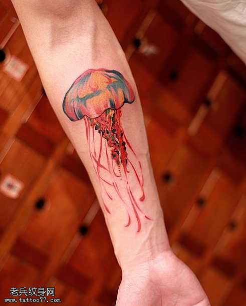 手臂彩色水母纹身图案
