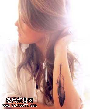 手臂唯美漂亮的羽毛纹身图案
