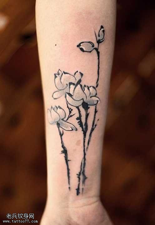 手臂水墨玉兰纹身图案