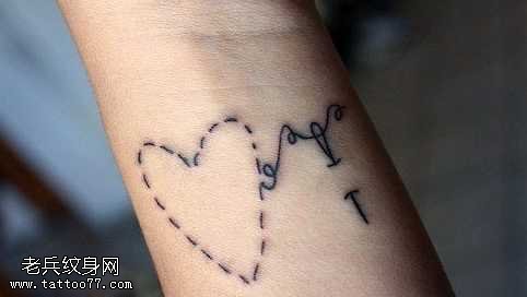 手部爱心剪刀纹身图案