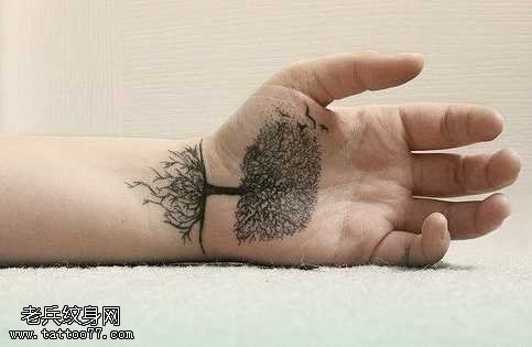 手部和平树纹身图案