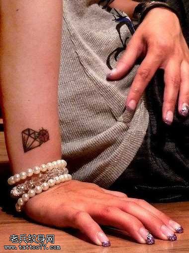 手部钻石纹身图案