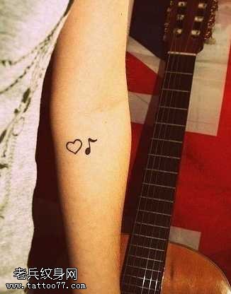 手部爱心乐符纹身图案