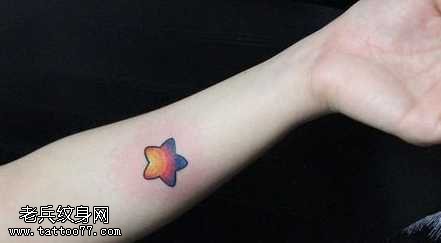 手臂彩色五角星纹身图案