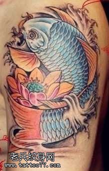 手臂漂亮的鲤鱼纹身图案