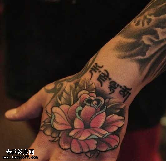 手部梵文玫瑰花纹身图案