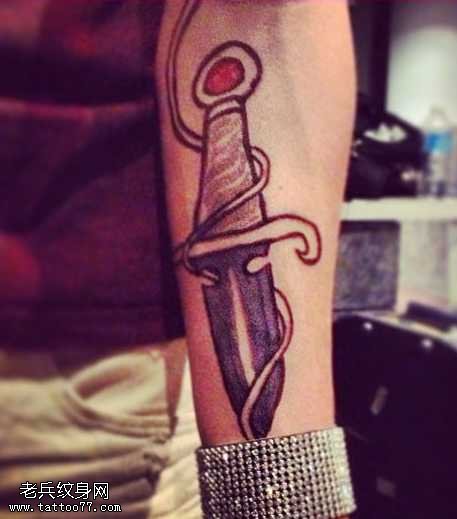 手臂上简单的匕首纹身图案