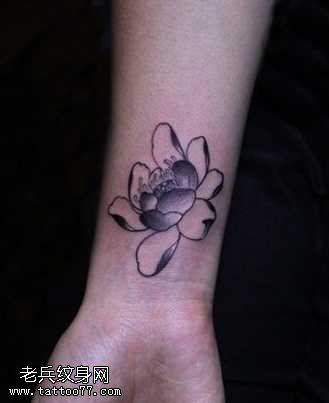 手部个性盛开莲花纹身图案