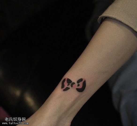 手部梅花蝴蝶结纹身图案