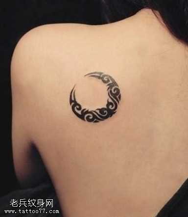 背部月亮图腾纹身图案