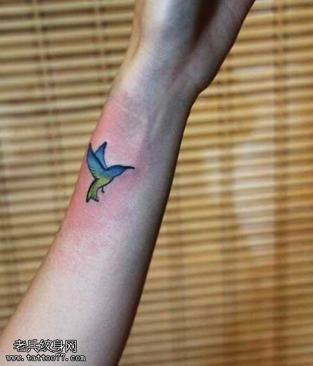 手腕彩色蜂鸟纹身图案