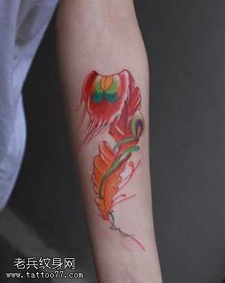 手部红色羽毛纹身图案