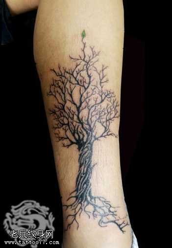 腿部树枝纹身图案