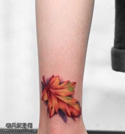 腿部红色枫叶纹身图案