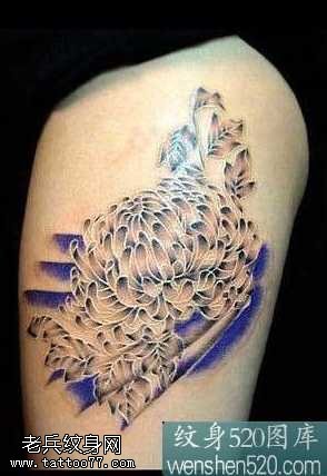 腿部菊花纹身图案