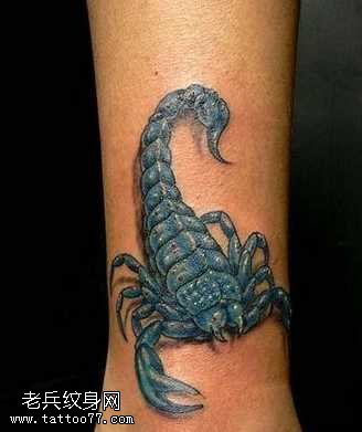 腿部蓝黑蝎子纹身图案