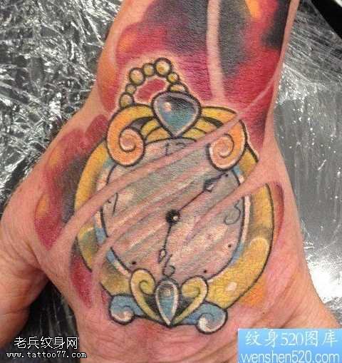 手部彩色闹钟纹身图案