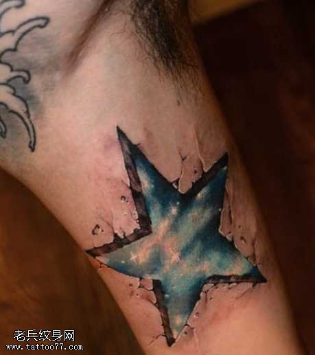 手臂彩色星空烙印五角星纹身图案