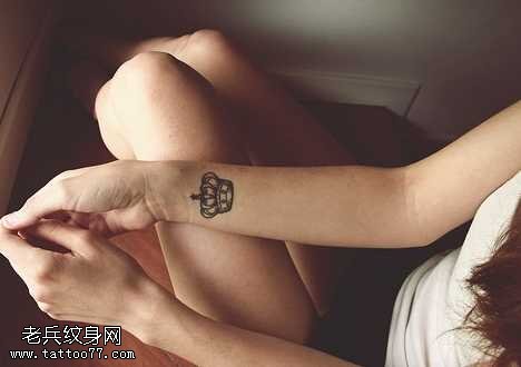 手腕处漂亮的皇冠纹身图案