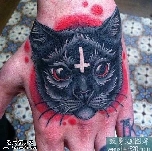手臂十字猫纹身图案