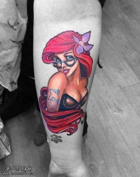 手臂彩色性感女郎纹身图案