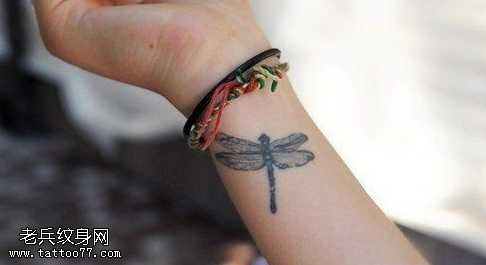 手臂蜻蜓纹身图案