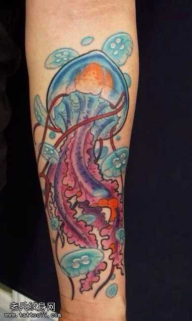 手臂水母纹身图案