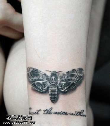 手腕蛾纹身图案