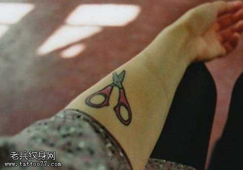 手臂剪刀纹身图案