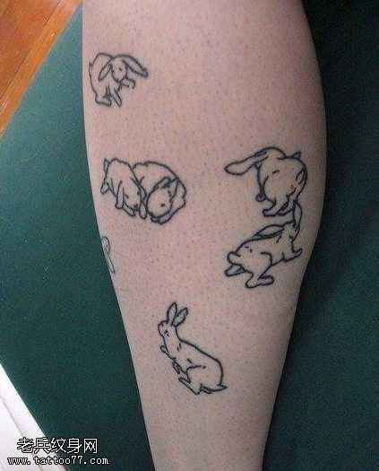 腿部简单可爱的小兔子纹身图案