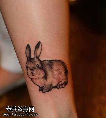 腿部可爱小巧的兔子纹身图案
